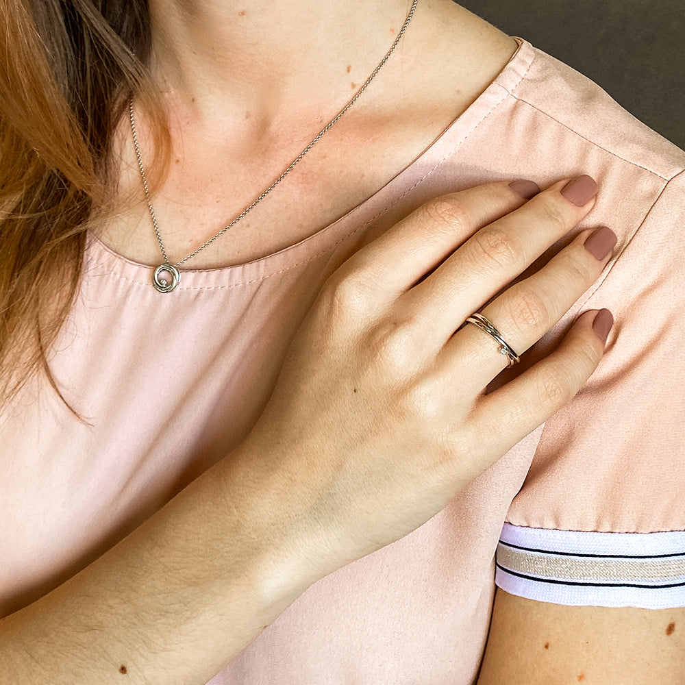 Anel Twinkle em Prata com Diamante - design transversal