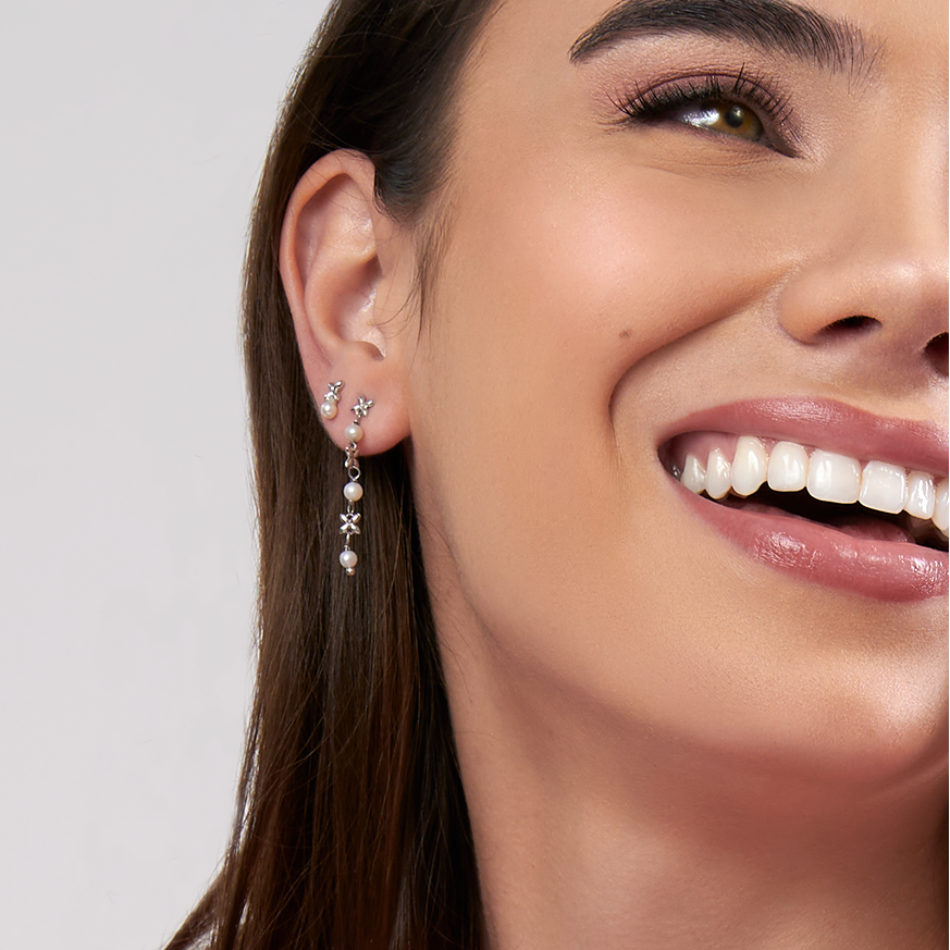 Brinco Jasmim com Pérolas em Prata Médio
