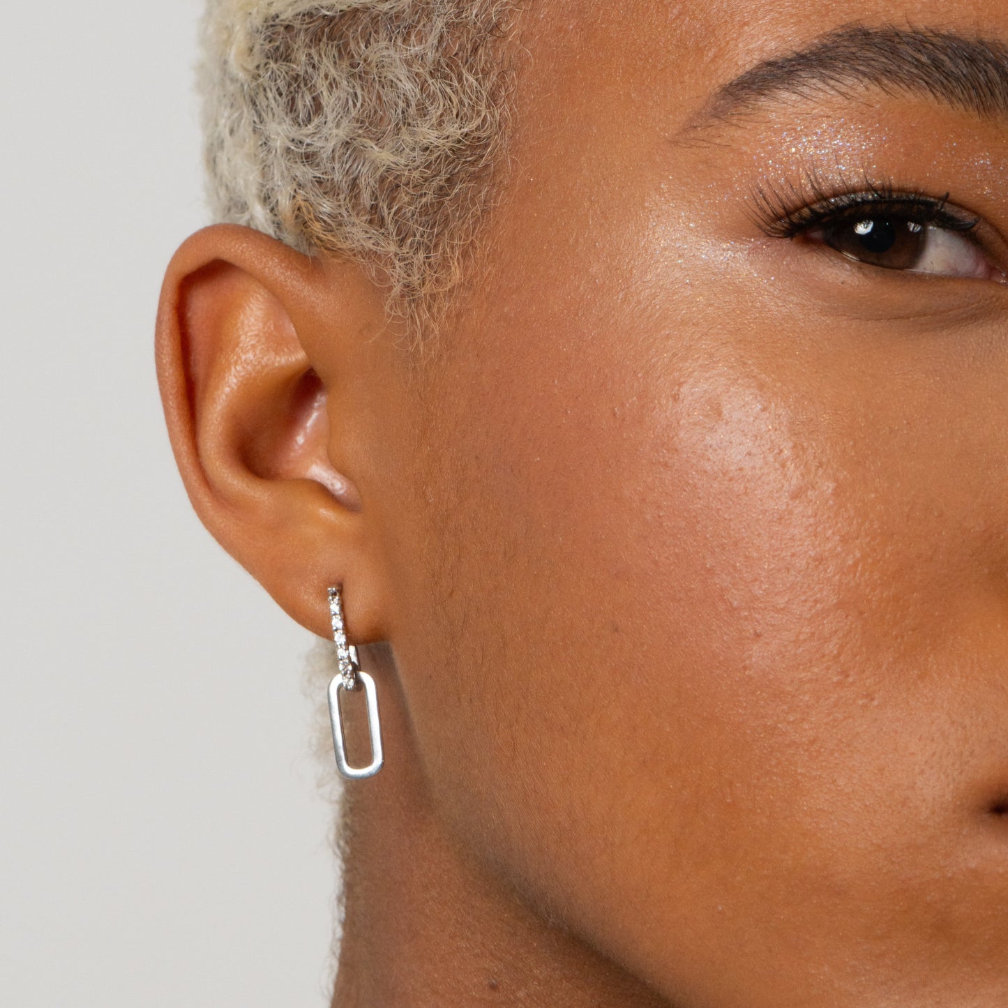 Brinco Trinity em Prata e Topázio Branco