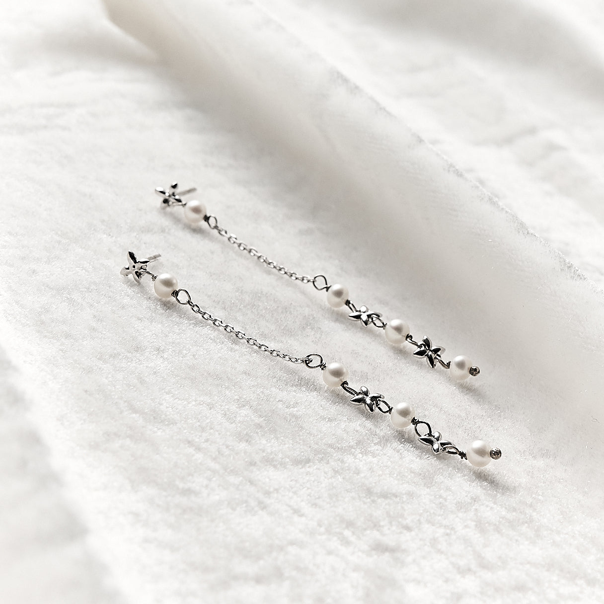 Brinco Jasmim com Pérolas em Prata Longo