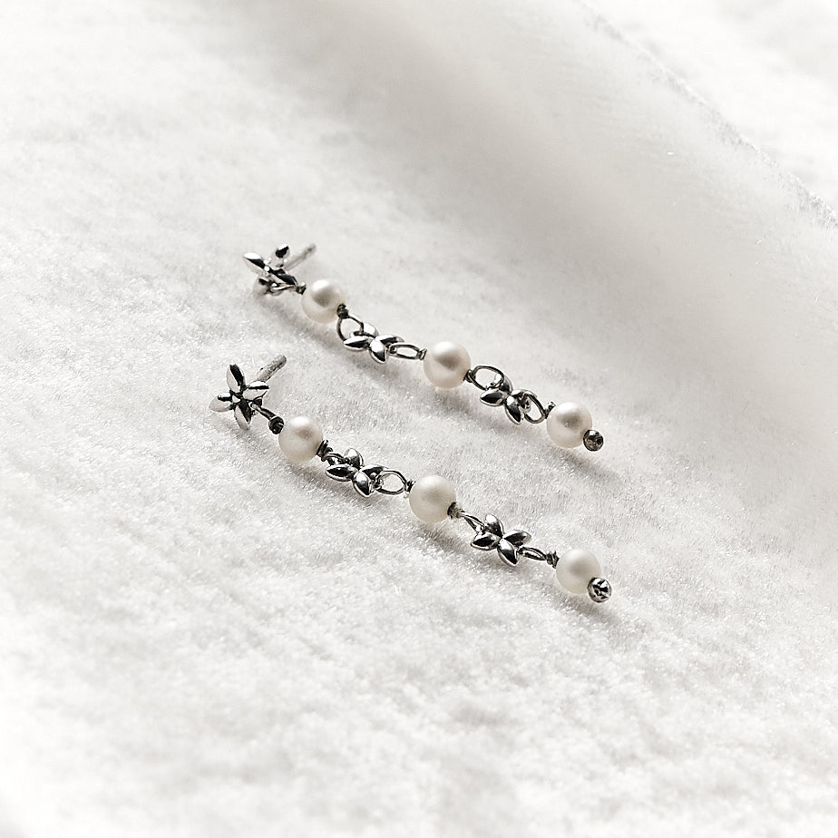 Brinco Jasmim com Pérolas em Prata Médio