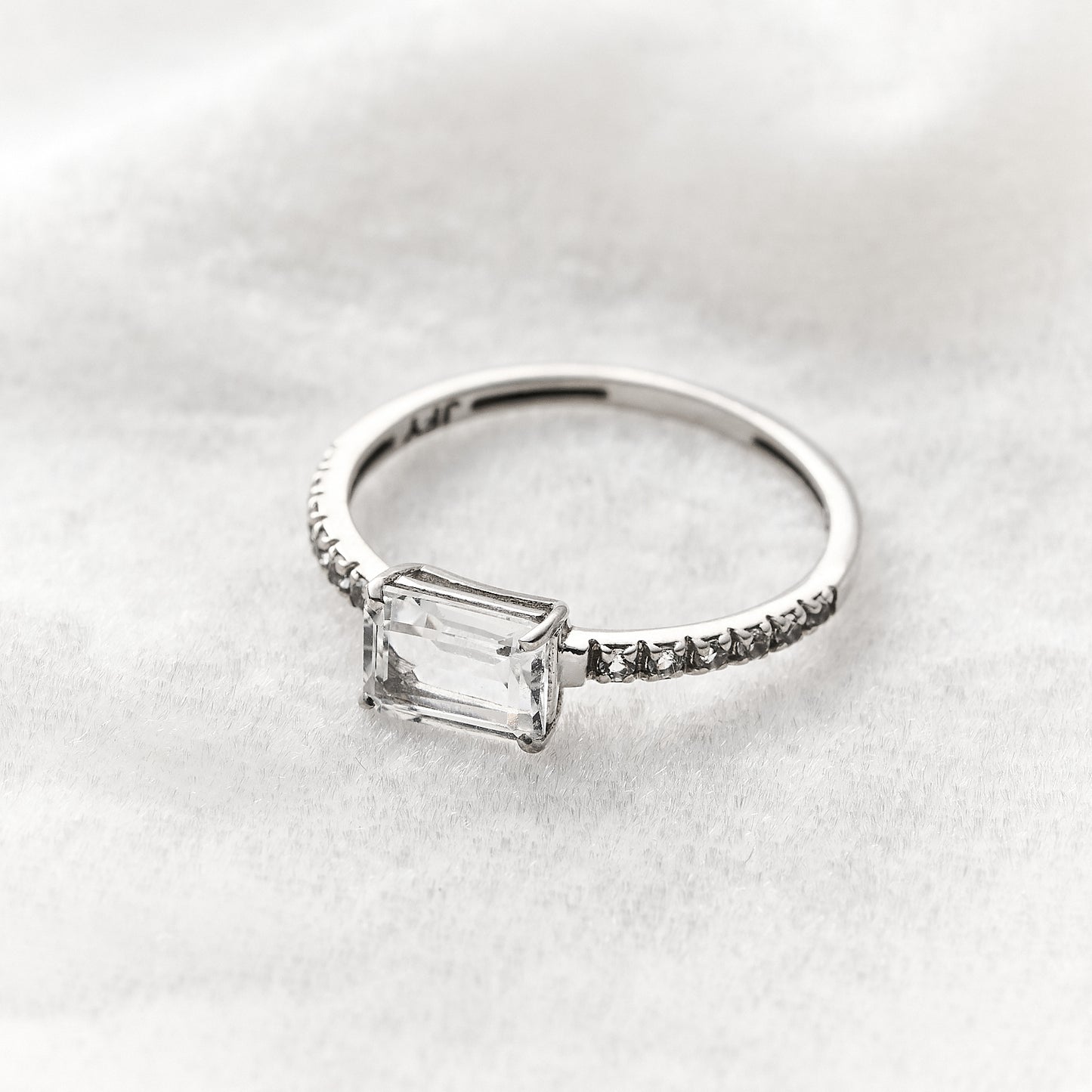 Anel Classy em Prata com Topázio Branco