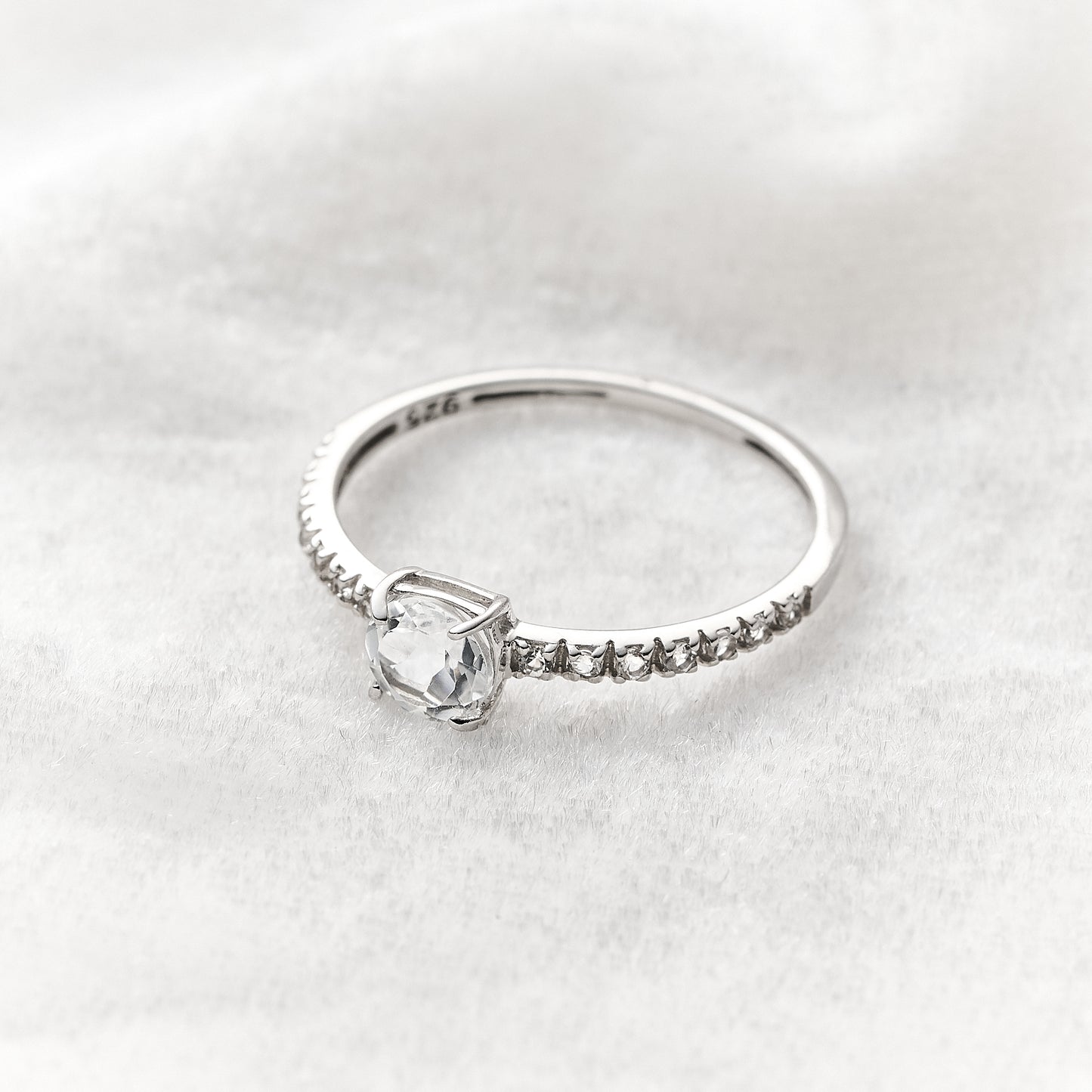 Anel Classy em Prata com Topázio Branco Solitário