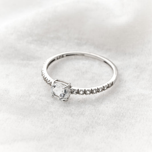 Anel Classy em Prata com Topázio Branco Solitário